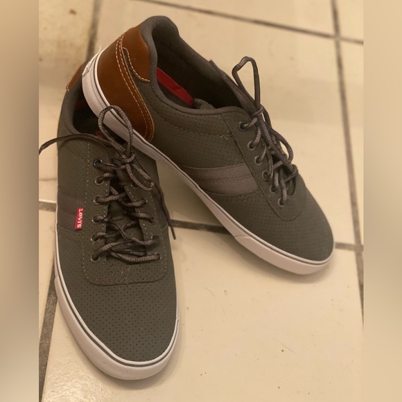 NWT Casual Levi’s Shoes - Picture 2 of 3